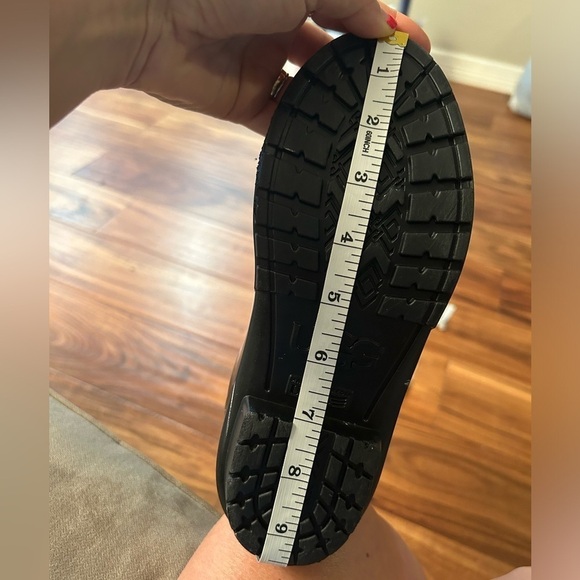 UGG Shaye classic black water proof rain boot w/high gloss finish. Sz-6.    B - Picture 15 of 15